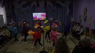 Танец с цветочками