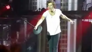 Harry Losing his mic?? O_o during Rock me | 12.05.13 | Hamburg