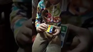 Ребенок собирает кубик рубика