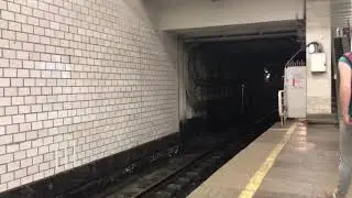 Номерной прибывает на станцию Беляево