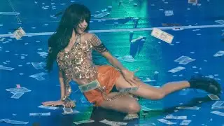 #LISA drops some #money at #BLACKPINK's FINALE CONCERT in #Seoul.