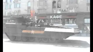 Чувак дрифтует на БМП Т15 Армата! ... Тема сисек тоже раскрыта :-D