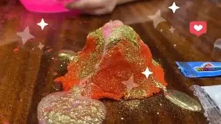 Настя делает живой Вулкан из космического песка.