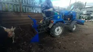 Работа ковшом на минитракторе.