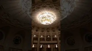 Я на сцене театра с одной из самых больших люстр мира. А где театр?  #угадайгде #театр