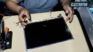 recuperando piezas de una pantalla de computadora portatil