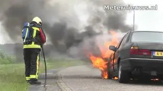 Auto in vuur en vlam in Hoogeveen
