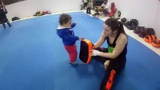 Vinchenzo treinando muay thai.