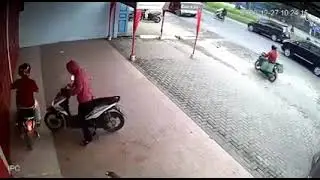 Detik Detik dua Orang Pelaku Curanmor Berhasil Menggondol Sepeda Motor Terakan CCTV di Medan
