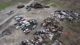 Кладбище автомобилей в Буче Киевской области. Видео из соцсетей.