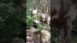 Советский и доисторический динозавр рядом)))