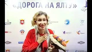 Певица Дана Кучеровски (Израиль) благодарит фониатра Международного фестиваля "Дорога на Ялту"