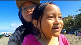 Berkuda di tepi Pantai Pangandaran