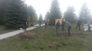 КАРМАЛИНСКИЕ ШКОЛЬНИКИ НАВОДЯТ ПОРЯДОК НА ТЕРРИТОРИИ ПАМЯТНИКА - СКОРБЯЩАЯ МАТЬ !