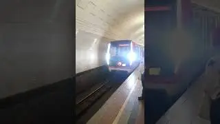 метропоезд Москва 2019 на станции Охотный ряд #москва #shorts
