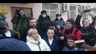 Активистка Анастасия Шевченко вышла из здания суда