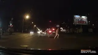 Голый дядька перебежал дорогу. Архангельск.