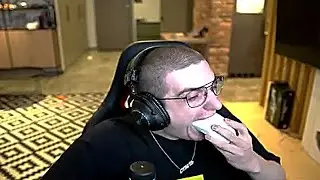 чел от злости ест мышку