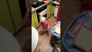 Ребёнок с телефоном)
