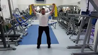Сведение лопаток с напряжением широчайшей и ромбовидных мышц.