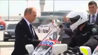 Темнейший ломает руки австалийским полицейским