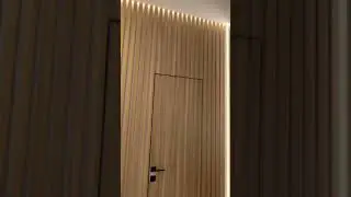 Декор стены и двери рейками с подсветкой