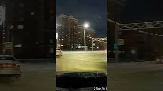 четырка едет не со своего ряда,нарушает и ещё и сигналит)))