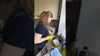 Убираюсь на кухне, чтобы муж не ушёл…