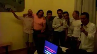il solito compleanno, consiglio di guardarlo fino alla fine per il colpo di scena del cavo