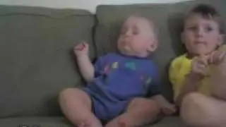 FUNNY VIDEO. SLEEPING BABY. BEBE DURMIENTE