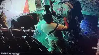 Мужчина ворует майку на рынке Ростова-на-Дону