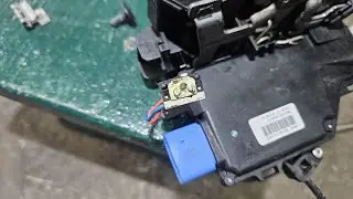 Dlaczego auto same się zamyka? Wymiana mikrostyku zamka VW Cady.