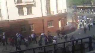Фанаты Динамо Минск избивают антифашистов 09.05.2006