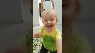 Matheus mostrando para mamãe que já está andando sozinho.