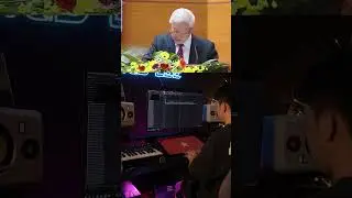 Con chào Bác Nguyễn Phú Trọng, cảm ơn Bác vì đã hy sinh rất nhiều cho tụi trẻ chúng Con..