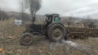 Трактор Т-40 вырывает корни осины. Вспашка огорода!