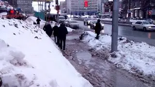 Новосибирск. На площади Калинина люди тонут и лезут на столб.
