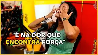 JULIA SANTOS SE EMOCIONA AO VIVO EM PODCAST