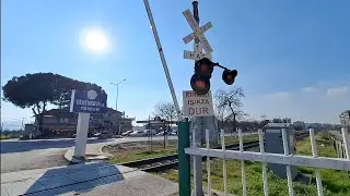 İZMİR-DENİZLİ TRENİ GERENKOVA HEMZEMİN GEÇİT BARİYERLERİNDEN GEÇİŞ...