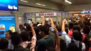New Delhi: ETUDIANTS AFRICAINS battus à MORT devant les rires des POLICIERS!