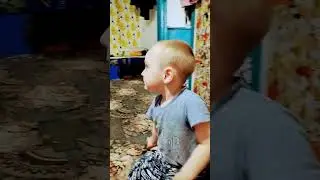 это Серёжа играет и танцует под деревяшок