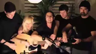 Пять человек играют на одной гитаре.Ok go.Somebody That I Used to Know