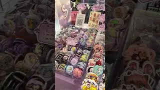 Montagem mágica da minha mesa de artista no Anime Friends✨artists alley 
