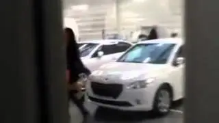 Elle n'arrivent pas à rentrer dans leur voiture