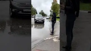 Как поступить девушке чтобы не обрызгала машина - 