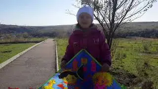 Miss Sonya запускает воздушного змея