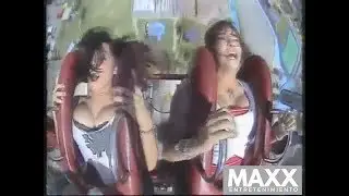 Chicas en una atracción