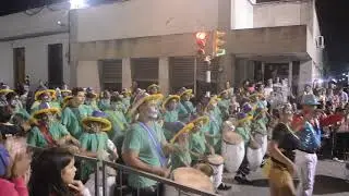 Cuerda de tambores de Escuela de en desfile de llamadas en Trinidad.