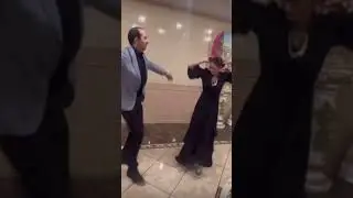 Танцуют брат и сестра ...