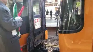 近鉄特急車両の大和西大寺駅で前4両と後6両を切り離しをする回送列車